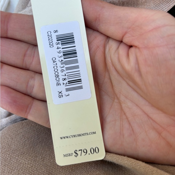 Tan and white sweater - Picture 3 of 4